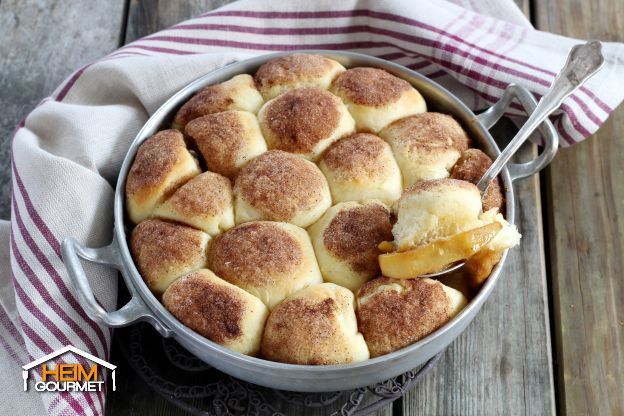 Weiche Hefebällchen mit frischen Äpfeln und Zimt