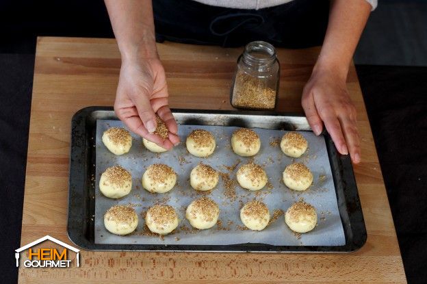 Mit Sesam bestreuen und backen