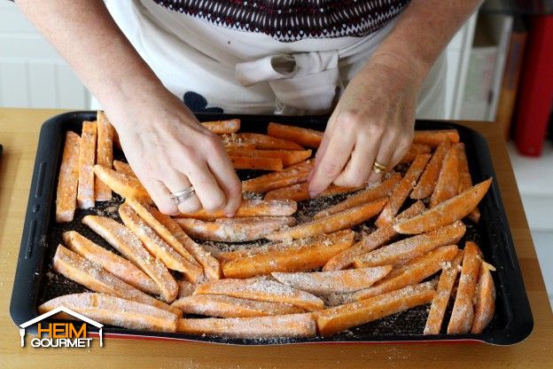 Die Pommes frites auf ein großes Backblech legen.