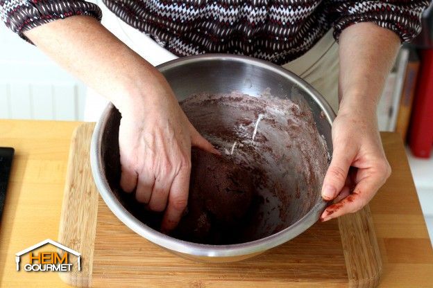 Den Teig mit den Händen kneten und eine Kugel formen