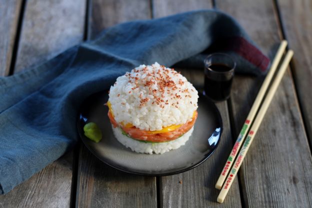 Sushi-burger mit lachs und mango