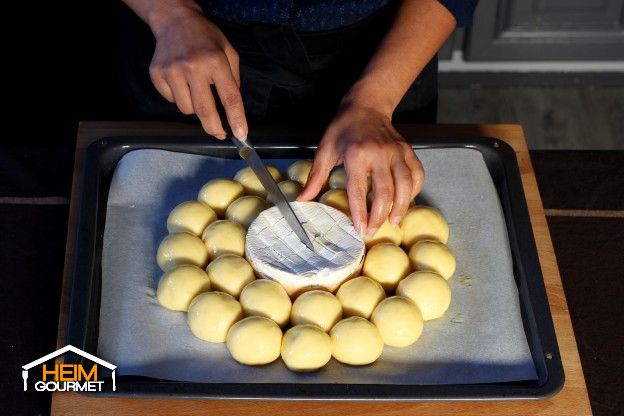 Den Camembert einschneiden