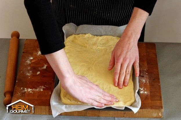 Den Teig auf ein Backblech geben und nochmals für 15 Minuten ruhen lassen.