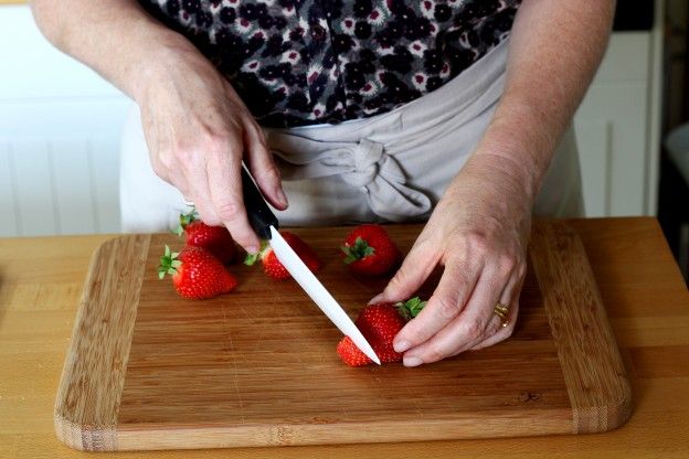 Die Enden der Erdbeeren abschneiden