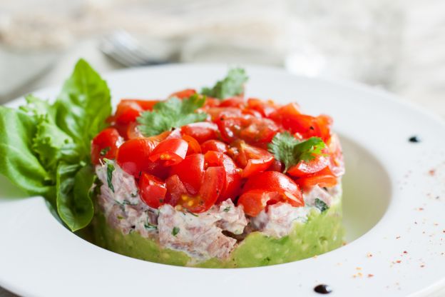 Thunfisch-Avocadotatar mit Kirschtomaten