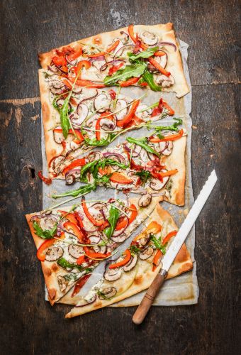 Flammkuchen mit Champignons und Paprika