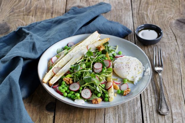 Spargelsalat mit pochiertem Ei