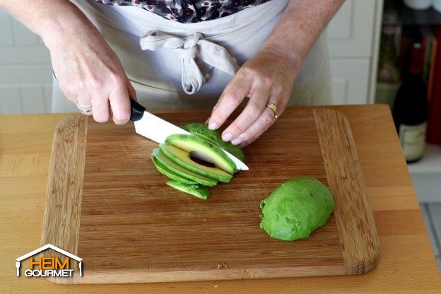 Die Avocado in Scheiben schneiden