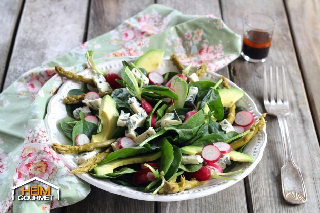 Frühlingssalat mit Spargel und Blauschimmelkäse