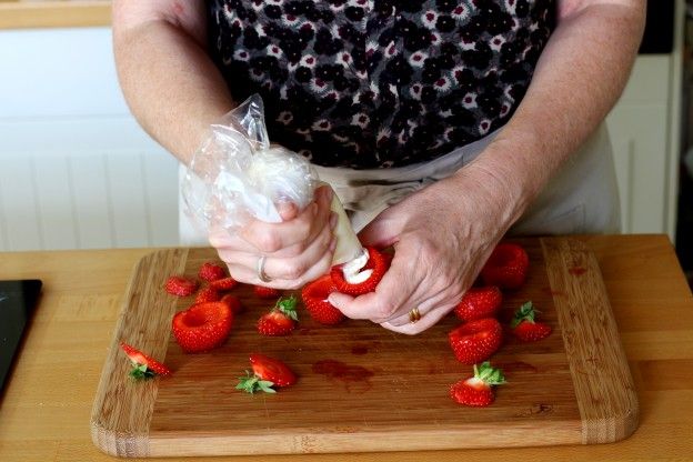 Die Erdbeeren befüllen