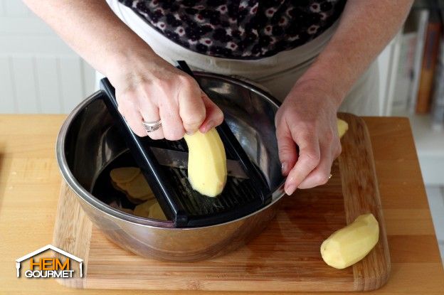 Die Kartoffeln in feine Scheiben schneiden