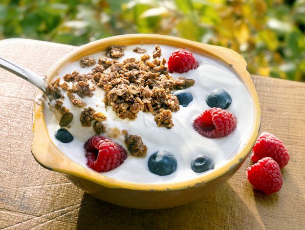 Müsli mit Joghurt und Sommerbeeren