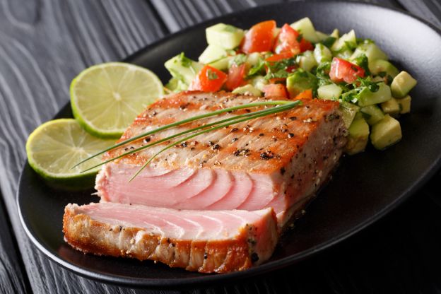 Thunfisch-Steak mit Avocado-Salat