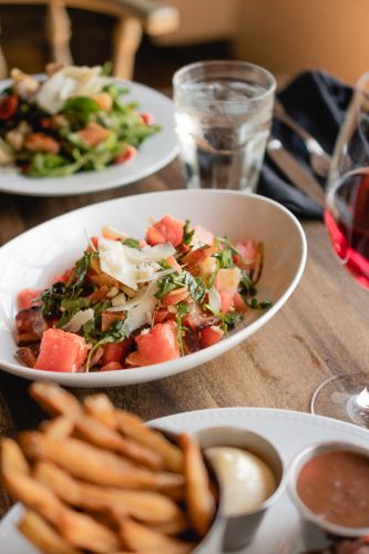 Salat mit Wassermelone und Parmesan