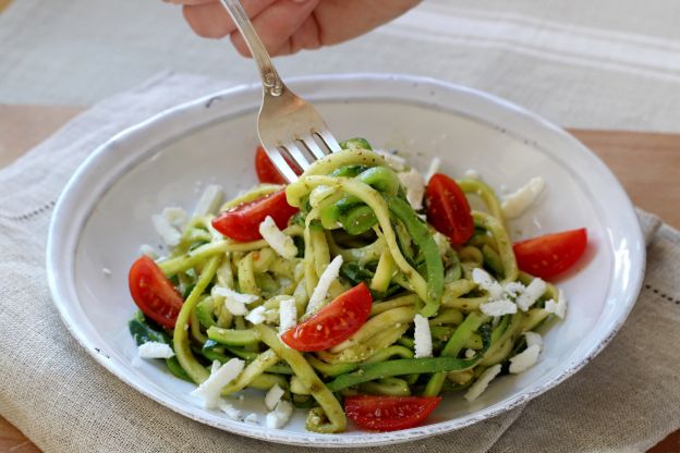 Zucchinispaghetti mit Pesto und Feta