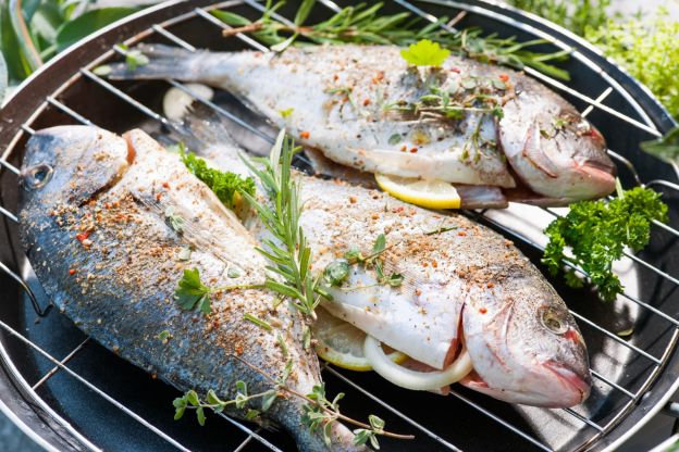 Gegrillte Forelle mit frischen Kräutern