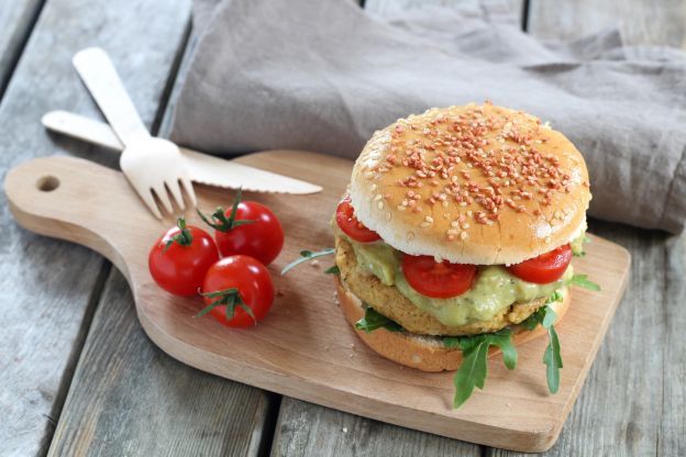 Veggieburger mit Kichererbsen-Linsen-Süßkartoffelbratling und Guacamole