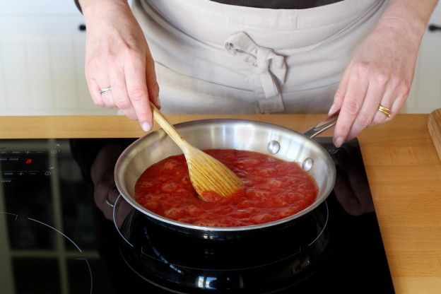 Italienische Tomatensoße zubereiten