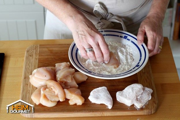 Die Fleischstücke einer Mischung aus Mehl, Salz und Gewürzen wenden