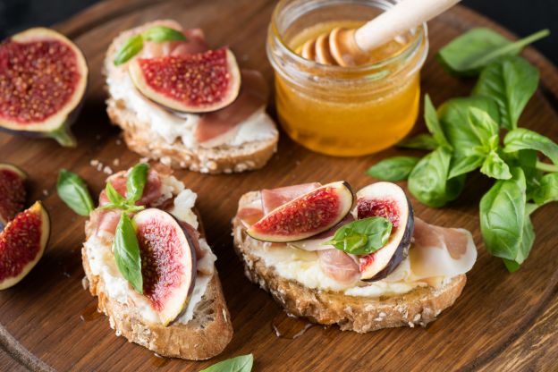 Bruschetta mit Ziegenkäse, Feigen und Honig