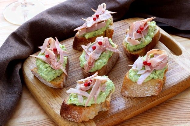 Italienische CROSTINIS mit Gurkencreme und Schinken