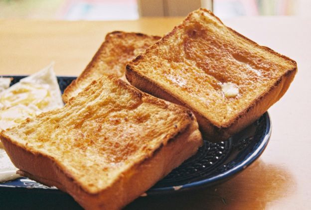 Glasscherben mit Brot aufsammeln