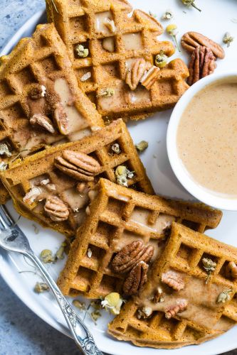 Apfelwaffeln mit Nusssahne