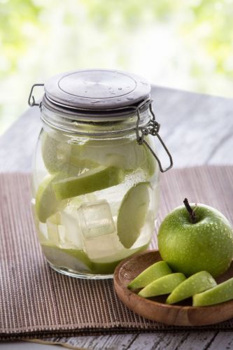 Detox Water mit Äpfeln