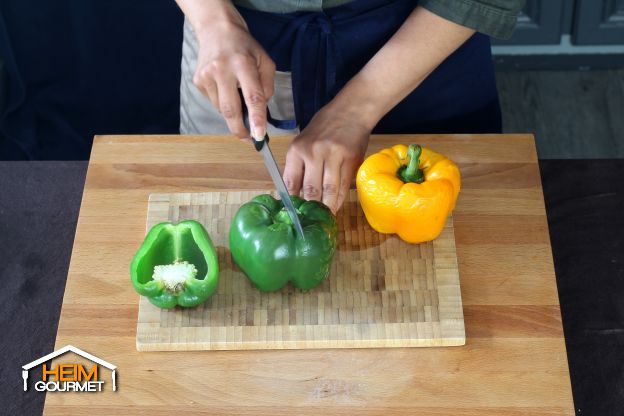 Die Paprika füllen