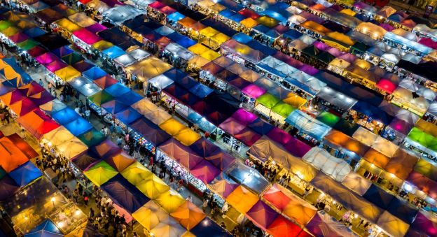 Esse auf dem Rot Fai Train Night Market, Thailand