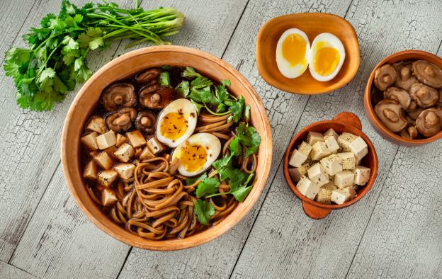 Veggie Proteinramen mit Tofu, Pilzen, frischem Koriander und Ei