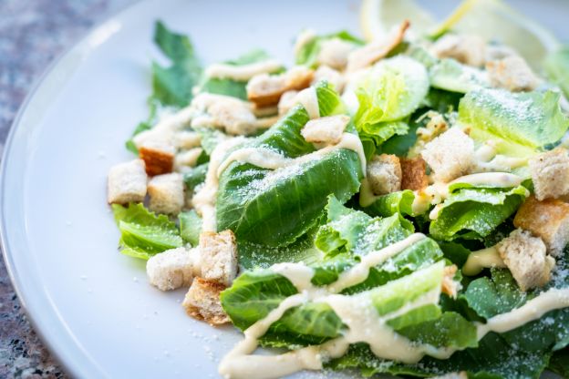 Ich möchte den Salat des Chefkochs, aber ohne Gurke, mit Tomate, mit Dressing an der Seite und mit Speck statt Hühnchen.