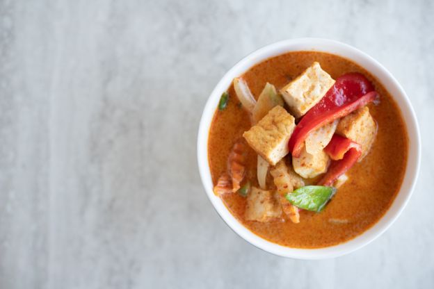 Rotes Thai Curry mit Paprika und Tofu