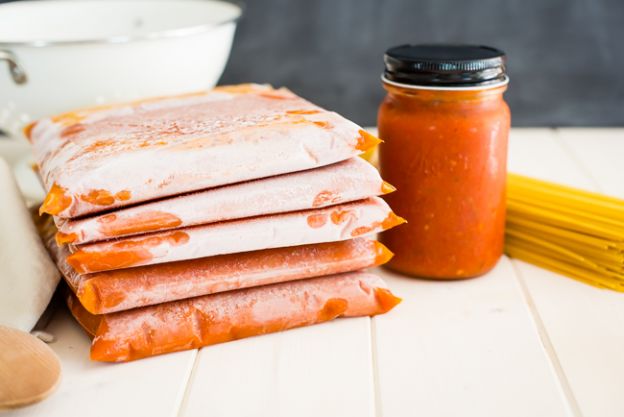 Macht selbstgemachte Tomatensauce und friert sie ein