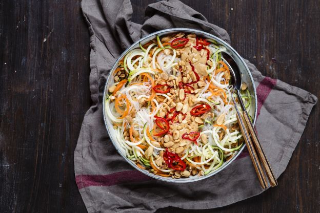 Zucchinispaghetti auf asiatische Art