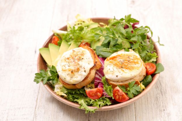 Salat mit glasiertem Ziegenfrischkäse