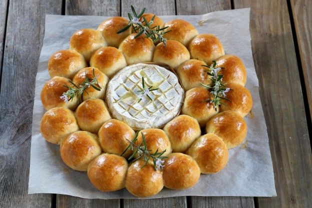 Hefebällchen mit cremigem Camembert