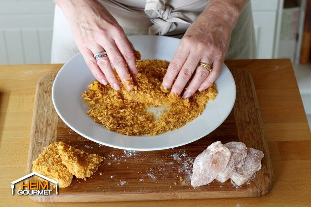 Die Filetstücke anschließend in den Cornflakesbröseln wälzen