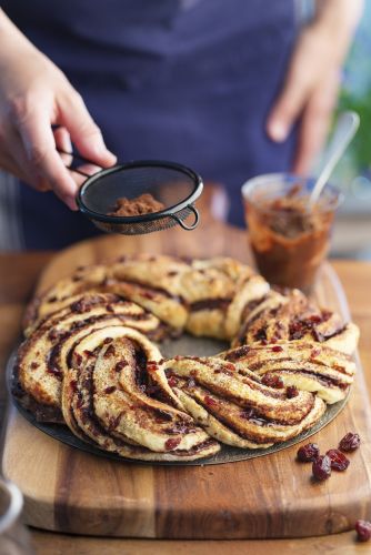 Hefezopf mit Schokolade und Cranberries