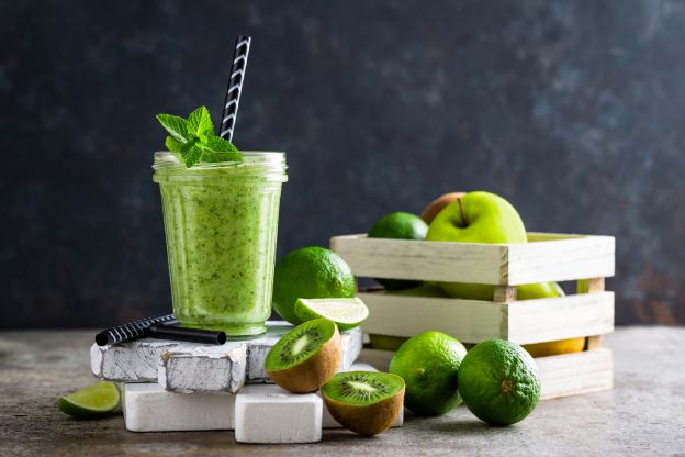 Smoothie mit Kiwi und grünen Äpfeln