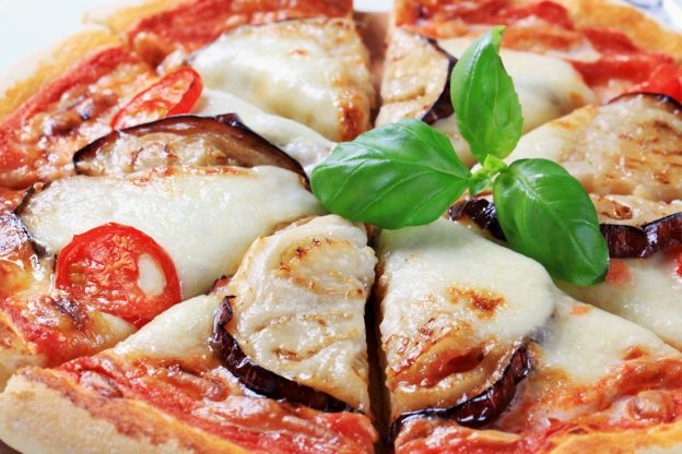 Pizza aus der Pfanne mit gebratener Aubergine