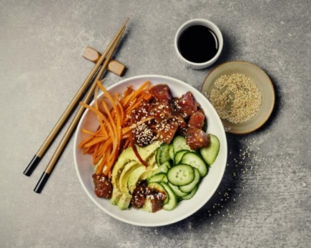 Poke Bowl mit mariniertem Thunfisch, Avocado, Quinoa und frischem Gemüse