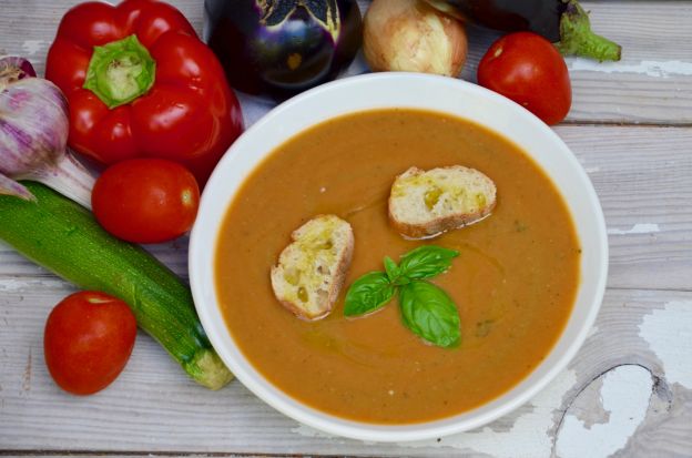 Auberginen-Velouté mit Zucchini, Tomaten und Basilikum