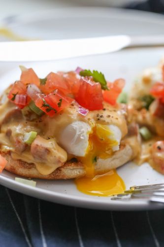 Chilenische Eier Benedict mit Käse