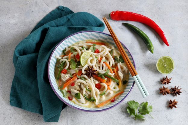 Asiatische Nudelsuppe mit Hühnchen und Udon-Nudeln