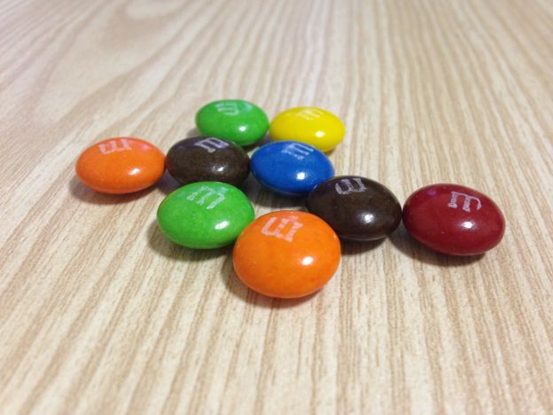 5 M&M's gestapelt