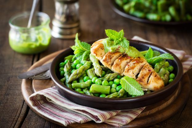 Hähnchen mit Erbsen und Spargel