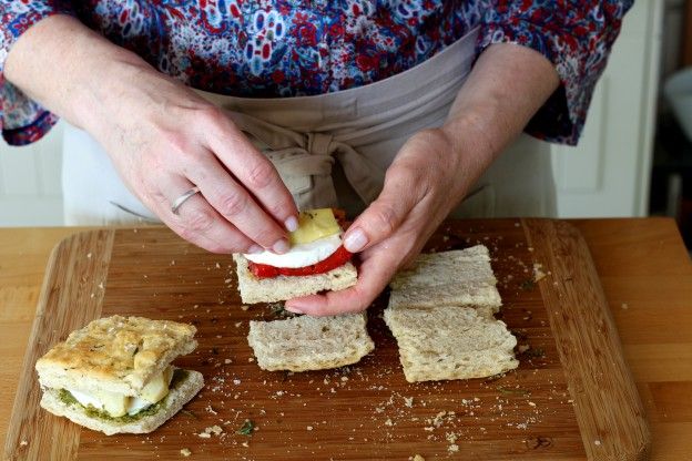 Mit Mozzarella und Artischocken bedecken