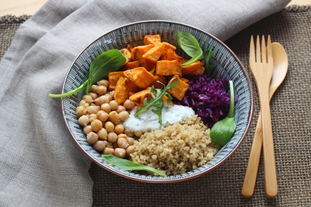 Buddha Bowl mit Süßkartoffel und Joghurtsauce