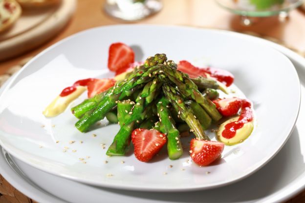 Karamellisierter Spargel mit Erdbeeren